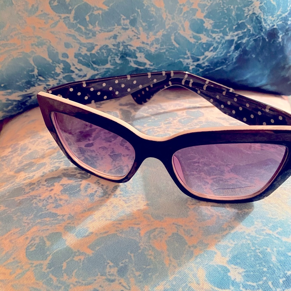 NEW BLACK SUNGLASSES WITH WHITE TRIM